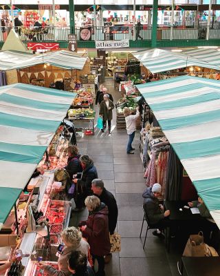 Another variety-filled day in Britain’s Favourite Market. 

🥦 Shop quality, locally-sourced fresh food and a huge variety of spices and groceries.

🛍️ Mooch an eclectic mix of dynamic independent traders and boutiques selling everything from new fashion and vintage clothing, jewellery, gifts and contemporary homeware to beautiful cards, fresh and dried flowers, books, vinyl records, antiques, original art, handcrafts, natural handmade skincare, toys and much more.
🍛 Eat in or grab a take out real coffee or tasty bite to eat from an array of cool cafes and street food sellers.

💈✂️ Have a haircut or a make-over at traditional barbers or an organic hair and beauty salon.

🍷 Relax and enjoy a drink in a wine bar stocked with natural wines and striking murals on the wall or 🍸 a gin bar where they also sell their own artisan Shrewsbury Gin infused with a hint of Shropshire honey. 🐝

Open 8am - 4pm Tuesdays to Saturdays (a selection of stalls & cafes open Thursdays).

.
.
.
.
.
.
.
#shrewsburymarkethall #shrewsbury #market #markethall #shrewsburyindoormarket #indoormarket #shropshire #visitshrewsbury #visitshropshire #loveyourlocalmarket #shopshrewsbury #shoplocal #shopsmall #supportlocal #supportindependent #independents #indieshops #shropshirefood #shrewsburybusiness #originalshrewsbury